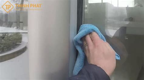 Cách tẩy băng keo dính trên kính Thịnh Phát Window