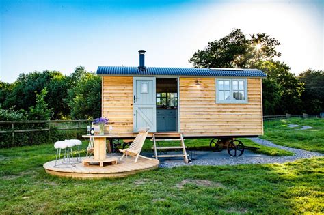 10 Romantic Shepherd S Huts With Hot Tubs