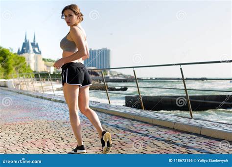 Mujer Que Se Resuelve En La Playa Foto De Archivo Imagen De Playa