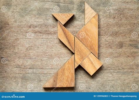 Tangram Raadsel In Vliegende Vogel Of Draakvorm Stock Afbeelding