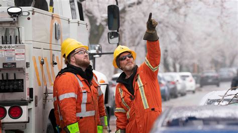 1 Dead Hundreds Of Thousands Still Without Power After Quebec Ice