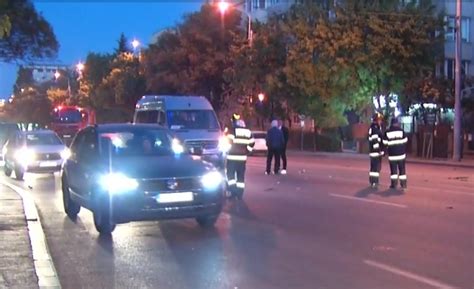 Accident violent cu două mașini și o motocicletă în București Două