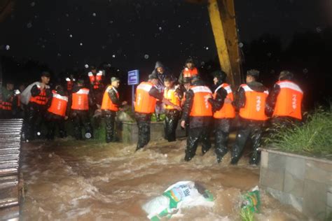 河南多地暴雨，武警官兵紧急抗洪抢险！ 封面新闻