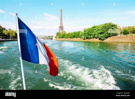 France Paris Pavillon Français volant au dessus de la Seine avec la