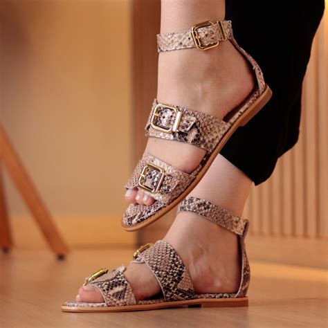 Sandália Rasteira Luiza Barcelos Nude Textura Snake Vestige Sapatos Roupas Bolsas e Acessórios