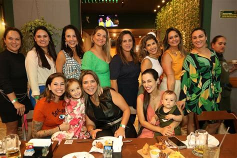 Bianca Roggles comemora aniversário ao lado de amigos e do irmão