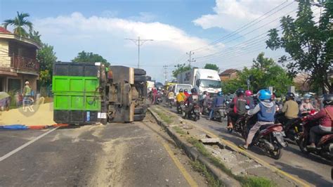 Truk Terguling Pantura Macet Puluhan Kilometer