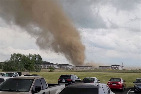 Tornados matam ao menos 3 e danificam casas nos EUA veja vídeo 27 06