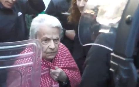 Nonna Con La Kefiah Chiede Di Mattarella Il Carabiniere Le Risponde