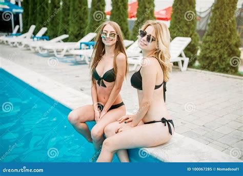 Due Ragazze Sexy In Costumi Da Bagno Ed Occhiali Da Sole Immagine Stock