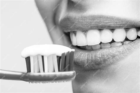 Retrato De Una Linda Mujer Sonriente Sosteniendo Un Cepillo De Dientes Primer Plano De Dientes