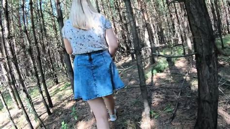 Belle Petite Amie Blonde Suce Une Bite Et Baise En Plein Air Dans Les Bois