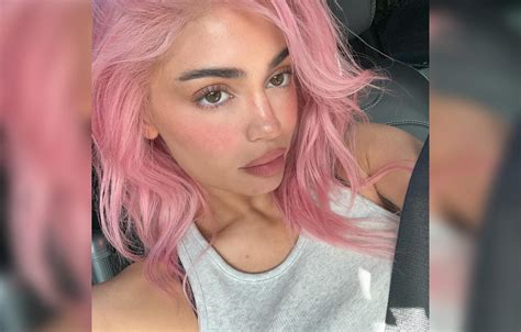 King Kylie Jenner Shocks Fans With Return Of Pink Hair Photos