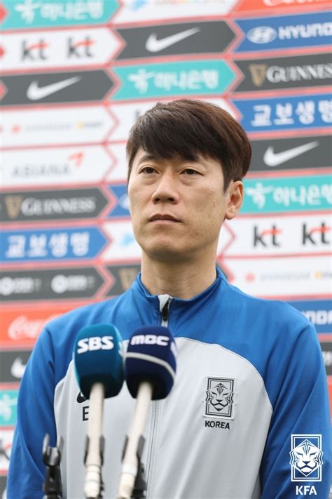 인터뷰하는 U 20 월드컵 축구대표팀 김은중 감독 네이트 스포츠