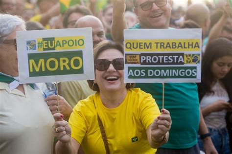 Manifestação de apoio à operação Lava Jato reúne milhares de pessoas em