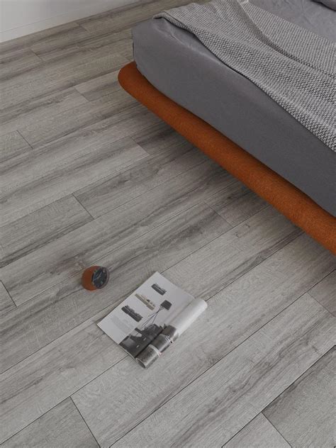 Купить Ламинат Egger Flooring Classic Дуб Шерман светло-серый с фаской ...