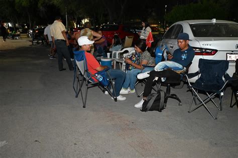 Aficionados Arman La Carnita Asada En La Fila Por Los Boletos Para La