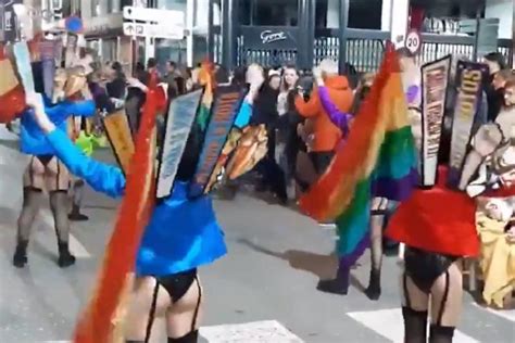 Torrevieja Defiende El Desfile En Lencería Erótica De Una Comparsa De Niñas En Carnaval