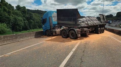 VÍDEO caminhão carregado de soja tomba e espalha carga pela rodovia