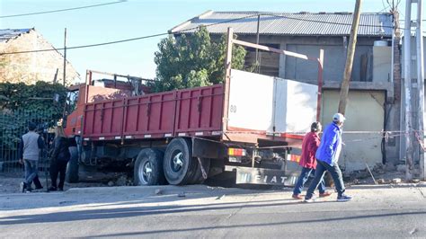 Un camión se quedó sin frenos subió a la vereda y se metió en una casa