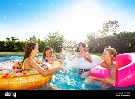 Kinder bikini Fotos und Bildmaterial in hoher Auflösung Alamy