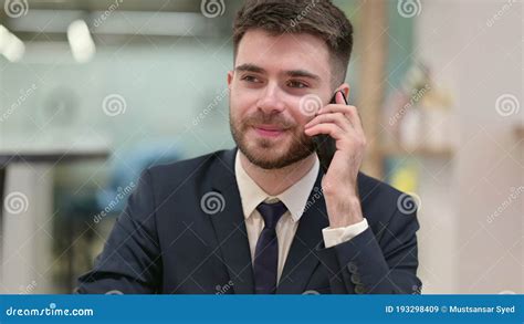 Jeune Homme D affaires Gay Parlant Sur Smartphone Clips Vidéos Vidéo du homme sourire