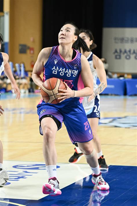 Wkbl ′배혜윤 25점 컴백쇼′ 삼성생명 신한은행 꺾고 3r 첫 승 ′단독 3위′