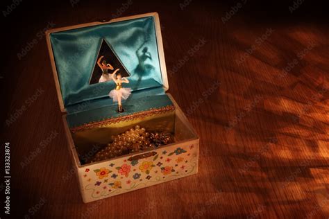 Foto De Vintage Music Box With Ballerina Do Stock Adobe Stock