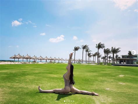 Có BST bikini táo bạo hot girl siêu xe đi biển khoe tấm lưng với áo tắm như tàng hình