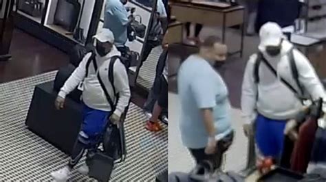 Autoridades Buscan A Estos Dos Hombres Por Robar En Centro Comercial De