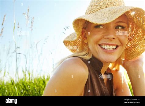 Jeune blonde Banque de photographies et dimages à haute résolution Alamy