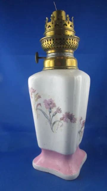 Ancienne Lampe A Petrole En Porcelaine Blanche Decor Floral Xixe Wc