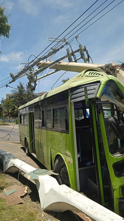 Guagua de la OMSA derriba postes Avenida España Resumen Final