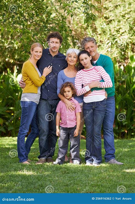 Tienen Fuertes Lazos Familiares Retrato De Toda La Vida De Una Familia