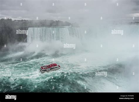 A tourist cruise on Niagara Falls Stock Photo - Alamy