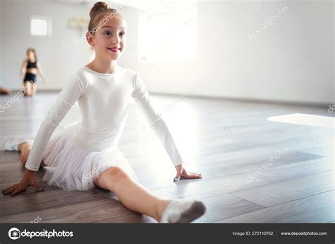 Jeune Ballerine Tutu Pratiquant Des Mouvements Danse Jeune Fille Robe