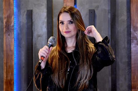 Camila Campos Interpreta O Cl Ssico Crist O Nos Bra Os Do Pai De