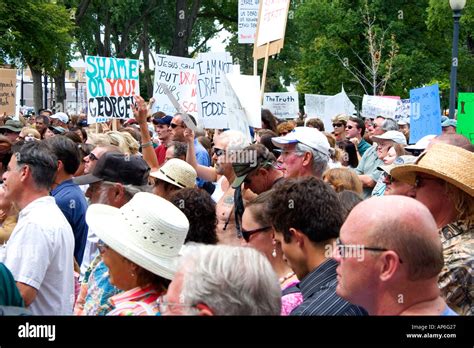 Crowd holding protest signs hi-res stock photography and images - Alamy