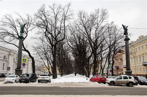 С Колонн Славы на Конногвардейском демонтируют скульптуры богини Ники ...