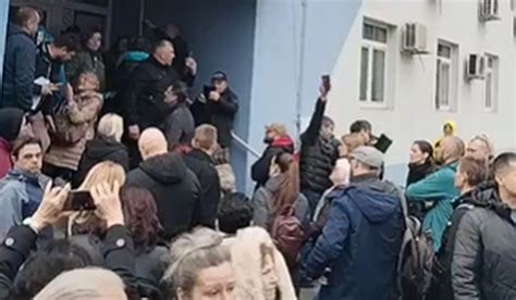 Gra Ani Probili Ogradu Na Protestu Ispred Centra Za Socijalni Rad U