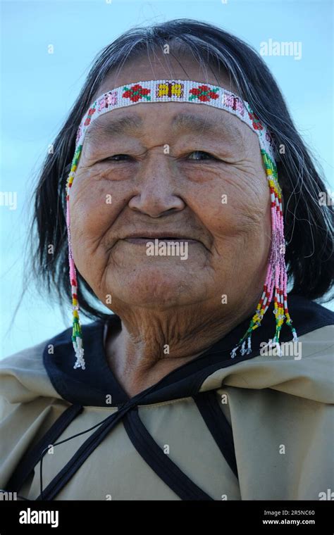 Inuit Woman Pond Inlet Baffin Island Nunavut Canada Baffi Inuit