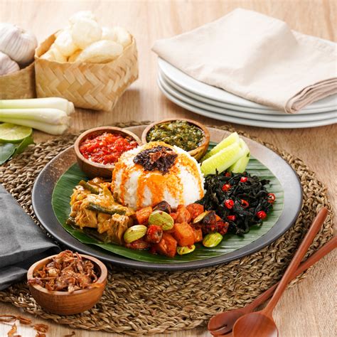 Sensasi Makan Nasi Padang Saat Pertandingan Timnas Indonesia vs Timnas