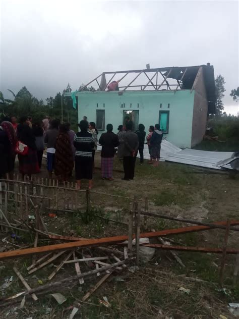 Angin Puting Beliung Terjang Humbahas Belasan Atap Rumah Warga Terbang