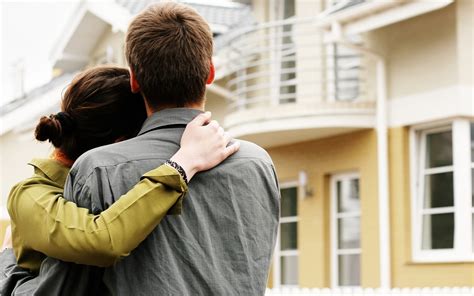 3840x2160 Resolution Woman And Man Hugging In Front Of Concrete House