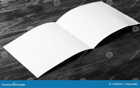 Papel Vazio Branco No Fundo De Madeira Escuro Imagem De Stock Imagem