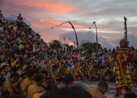 Pura Luhur Uluwatu Melihat Wisata Religi Dan Budaya Di Bali