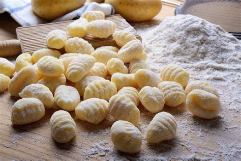 Gnocchi Di Patate Ricetta Della Nonna Facile E Veloce Buttalapasta