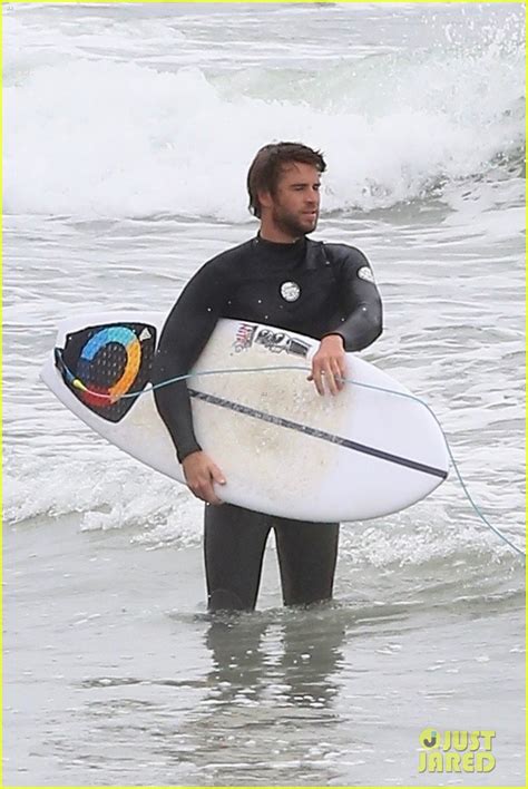 Liam Hemsworth Bares Hot Bod While Stripping Out Of Wetsuit Photo 4095879 Liam Hemsworth