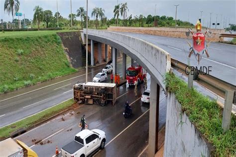 Vídeo Caminhão Carregado Com Sorvetes Tomba Sob Viaduto Na Br 020