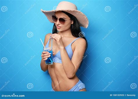 Mujer Joven Hermosa En Bikini Y Con La Bebida En Fondo Del Color Imagen De Archivo Imagen De